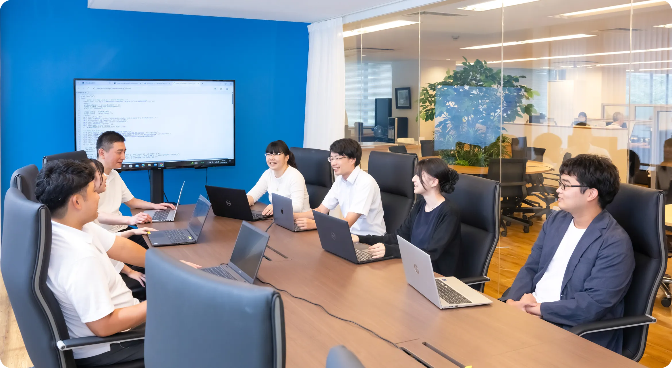 社員同士で意見交換している社内ミーティングの様子