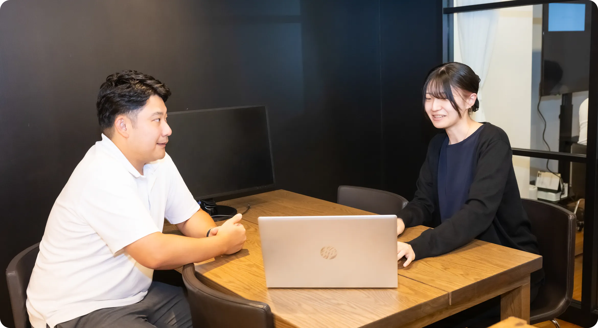 社員がミーティングしている写真