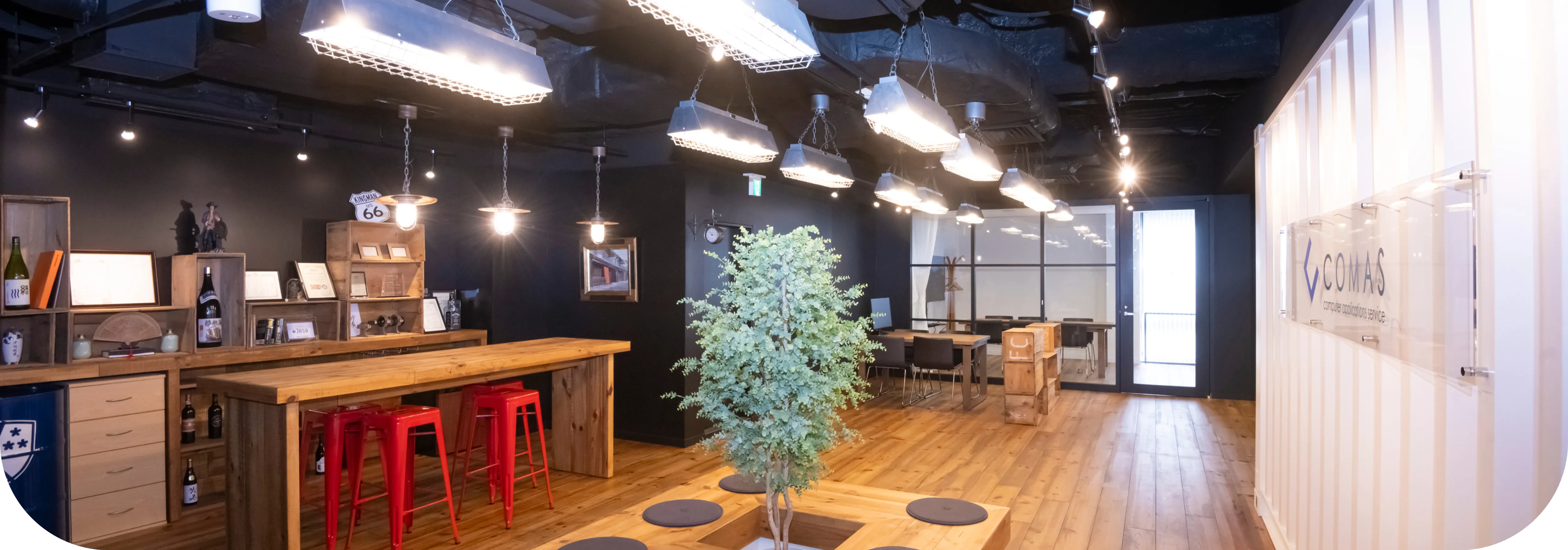 明るく開放的な社内オフィスの休憩室の風景